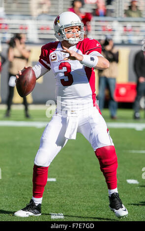 Santa Clara, CA. 29. November 2015. Arizona Cardinals quarterback Carson Palmer (3) in Aktion während der NFL Football-Spiel zwischen den Arizona Cardinals und die San Francisco 49ers im Levi's-Stadion in Santa Clara, Kalifornien. Die Cardinals geschlagen die 49ers 19-13. Damon Tarver/Cal Sport Media/Alamy Live-Nachrichten Stockfoto