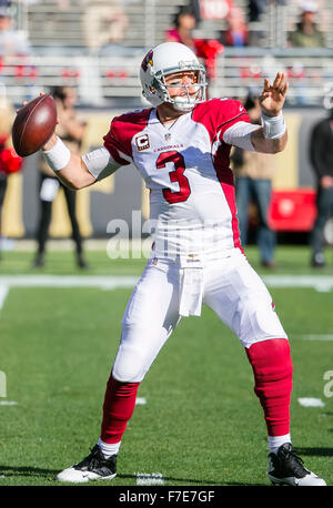 Santa Clara, CA. 29. November 2015. Arizona Cardinals quarterback Carson Palmer (3) in Aktion während der NFL Football-Spiel zwischen den Arizona Cardinals und die San Francisco 49ers im Levi's-Stadion in Santa Clara, Kalifornien. Die Cardinals geschlagen die 49ers 19-13. Damon Tarver/Cal Sport Media/Alamy Live-Nachrichten Stockfoto