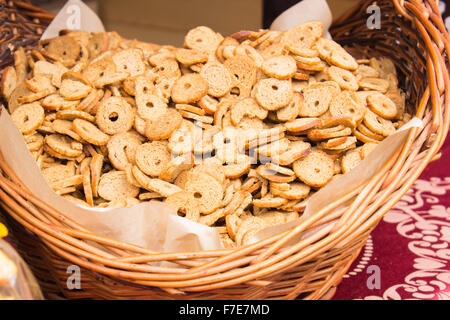 Frisch gebackene Bagel-chips in Weidenkorb auf Stall auf dem Basar Stockfoto