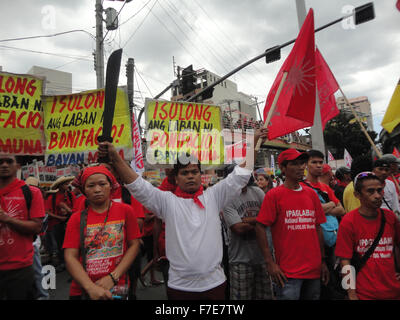 Manila, Philippinen. 30. November 2015. Filipinos, meistens Arbeiter, begleiten Sie einen Protest zum 152. Geburt Jahrestag des philippinischen Arbeiterklasse Held Andres Bonifacio in Manila. © Richard James Mendoza/Pacific Press/Alamy Live-Nachrichten Stockfoto