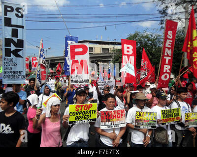 Manila, Philippinen. 30. November 2015. Filipinos, meistens Arbeiter, begleiten Sie einen Protest zum 152. Geburt Jahrestag des philippinischen Arbeiterklasse Held Andres Bonifacio in Manila. © Richard James Mendoza/Pacific Press/Alamy Live-Nachrichten Stockfoto