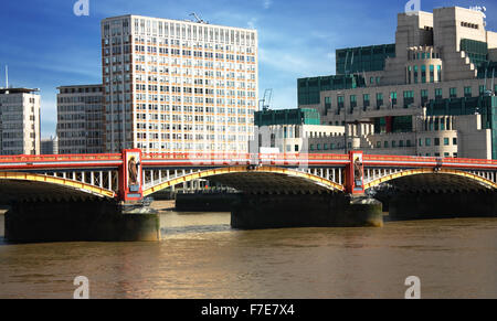 London, Blick auf Vauxhall Bridge und SIS Gebäude Stockfoto