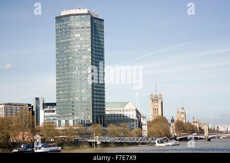 Blick auf Millbank Tower und dem Parlament des Vereinigten Königreichs Stockfoto