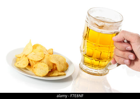 Bier und Chips. Isoliert mit Schneidepfad. Stockfoto