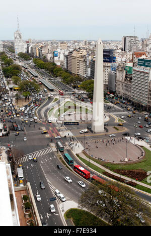 Der Obelisk auf der breiteste Prachtstraße der Welt, die Avenida 9 de Julio Avenue 9. Juli, Buenos Aires, Argentinien. Stockfoto