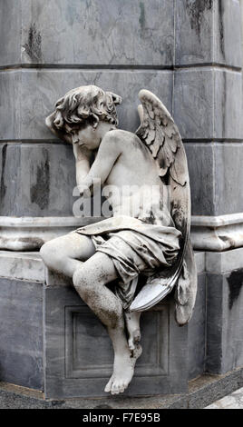 Statue von einem jungen Engel an Friedhof La Recoleta Buenos Aires, Argentinien. Stockfoto