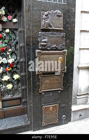 Eva Peron Plakette auf ihrem Grab, La Recoleta Mausoleum Buenos Aires Argentinien. Stockfoto