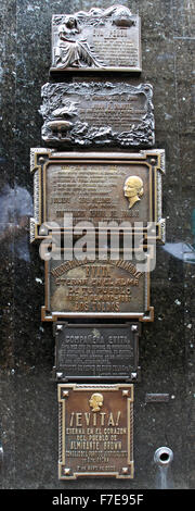 Eva Peron Plakette auf ihrem Grab, La Recoleta Mausoleum Buenos Aires Argentinien. Stockfoto