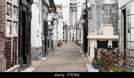 Gräber in La Recoleta Friedhof Buenos Aires und Weg zwischen. Stockfoto