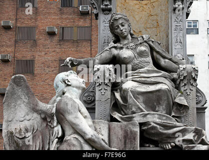 Statue von einer Kriegerin und ein Engel am Mausoleum in der Friedhof La Recoleta in Buenos Aires, Argentinien Stockfoto