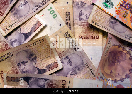 Argentinischer Peso-Pesos den Bach runter. Inflation-Abwertung Stockfoto