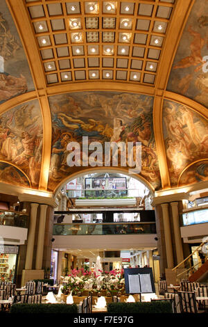 Fresken in der Kuppel des Galerias Pacifico, ein Einkaufszentrum in Buenos Aires, Argentinien. Nach dem Vorbild der Le Bon Marché Stockfoto