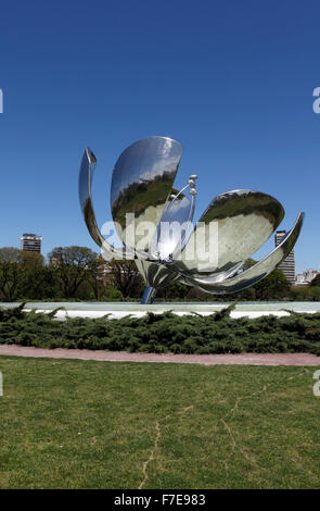 Flor de Metall - Metall Blumenskulptur - Buenos Aires, Argentinien von Eduardo Fernando Catalano (19. Dezember 1917-28 Januar Stockfoto