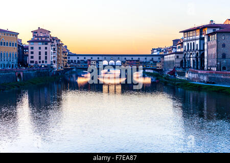 Ponte Vecchio ist eines der berühmtesten Brücke der Welt, besucht von Millionen von Touristen jedes Jahr, Florenz, Italien Stockfoto