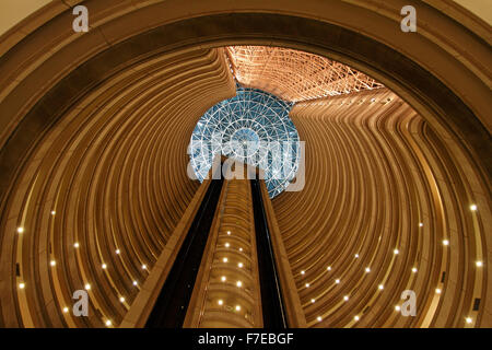 Grand Hyatt Hotel Santiago, Chile. Interieur in der Nacht. Stockfoto