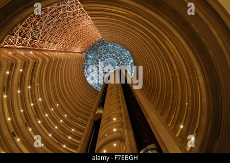 Grand Hyatt Hotel Santiago, Chile. Interieur in der Nacht. Stockfoto