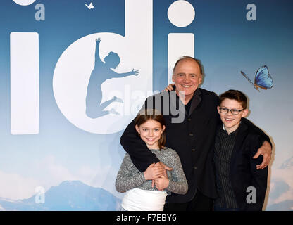 München, Deutschland. 29. November 2015. Schauspieler Bruno Ganz (Almoehi), (C) Anuk Steffen (Heidi), (L) und Quirin Agrippi (Geissenpeter) posieren auf dem roten Teppich bei der Deutschlandpremiere von "Heidi" im Mathaeser Kino in München, 29. November 2015. Foto: FELIX HOERHAGER/Dpa/Alamy Live News Stockfoto