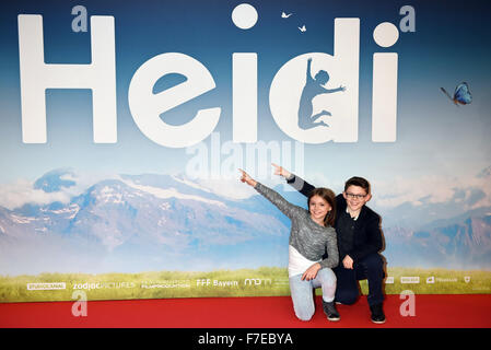 München, Deutschland. 29. November 2015. Schauspieler Anuk Steffen (L, Heidi) und Quirin Agrippi (Geissenpeter) posieren auf dem roten Teppich bei der Deutschlandpremiere von "Heidi" im Mathaeser Kino in München, 29. November 2015. Foto: FELIX HOERHAGER/Dpa/Alamy Live News Stockfoto