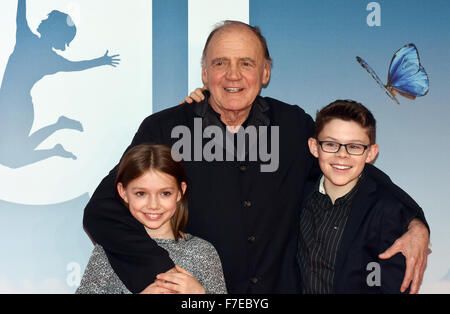 Schauspieler Bruno Ganz (Almoehi) (C), Anuk Steffen (Heidi) (L) und Quirin Agrippi (Geissenpeter) Pose auf dem roten Teppich bei der deutschen premiere von "Heidi" im Mathaeser Kino in München, 29. November 2015. Foto: FELIX HOERHAGER/dpa Stockfoto