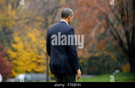 US-Präsident Barack Obama geht über den Süden Rasen vor der Abreise des Weiße Haus an Bord Marine One 29. November 2015 in Washington, DC. Fast 150 führenden Politiker der Welt einschließlich Präsident Obama werden voraussichtlich steigen auf Paris für den Beginn der UN-Klimagipfel beginnt Montag in der französischen Hauptstadt. Bildnachweis: Olivier Douliery / über CNP - kein Draht-SERVICE - Pool Stockfoto