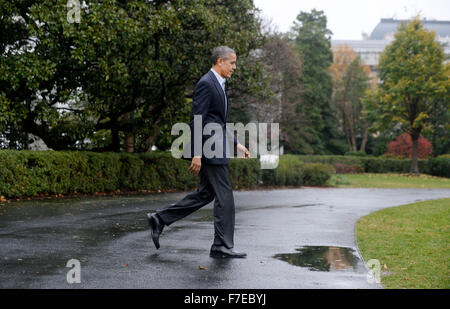 US-Präsident Barack Obama geht über den Süden Rasen vor der Abreise des Weiße Haus an Bord Marine One 29. November 2015 in Washington, DC. Fast 150 führenden Politiker der Welt einschließlich Präsident Obama werden voraussichtlich steigen auf Paris für den Beginn der UN-Klimagipfel beginnt Montag in der französischen Hauptstadt. Bildnachweis: Olivier Douliery / über CNP - kein Draht-SERVICE - Pool Stockfoto