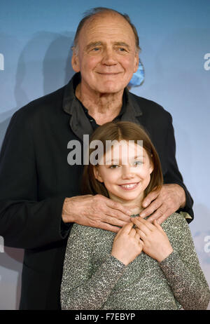 Schauspieler Bruno Ganz (Almoehi) und Anuk Steffen (Heidi) posieren auf dem roten Teppich bei der Deutschlandpremiere von "Heidi" im Mathaeser Kino in München, 29. November 2015. Foto: FELIX HOERHAGER/dpa Stockfoto