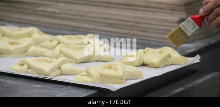 Das geformte Gebäck dürfen vor dem Backen säuern, Verglasung wurde angewendet fotografiert in einer Boutique-Bäckerei Stockfoto