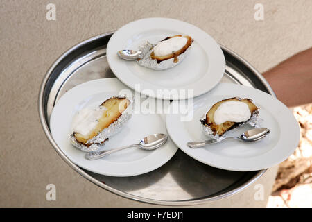 Ofenkartoffel mit Sauerrahm Richtfest in Alufolie Stockfoto