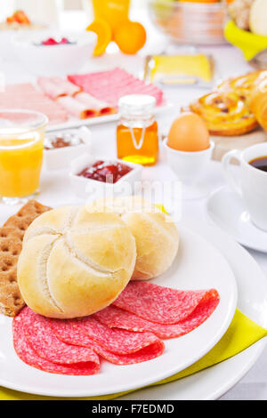 Eine große kontinentale Frühstücksbuffet auf einem hell erleuchteten Tisch. Stockfoto