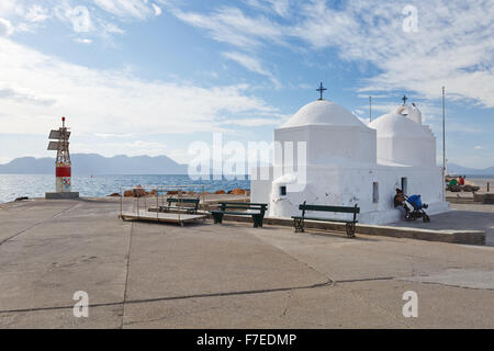 Kleine Kirche im Hafen von Aegina Stadt und einer der das Harbour Lights, Griechenland Stockfoto