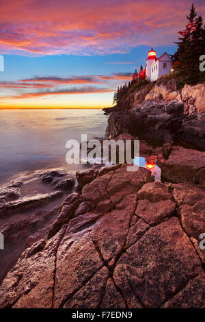 Der Bass Harbor Head Leuchtturm im Acadia National Park, Maine, USA. In der Abenddämmerung nach einem spektakulären Sonnenuntergang fotografiert. Stockfoto