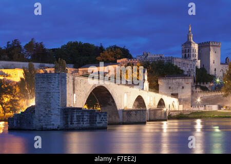 Brücke St. Benezet über die Rhone mit Notre Dame des Doms und der Palast der Päpste, UNESCO-Weltkulturerbe, Avignon, Provence Stockfoto