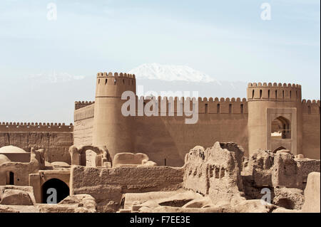 Ruinen, Türmen und Mauern der Festung Zitadelle Arg-e Rayen, Provinz Kerman, Iran Stockfoto