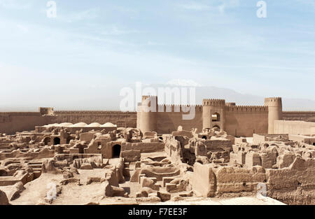 Ruinen, Türmen und Mauern der Festung Zitadelle Arg-e Rayen, Provinz Kerman, Iran Stockfoto