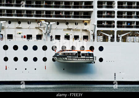 Rettungsboote gesenkt in das Wasser, Knusper Übung auf dem Kreuzfahrtschiff MSC Poesia, Geiranger, Norwegen Stockfoto