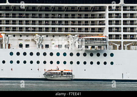 Rettungsboote gesenkt in das Wasser, Knusper Übung auf dem Kreuzfahrtschiff MSC Poesia, Geiranger, Norwegen Stockfoto