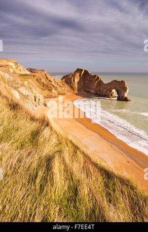 Die Durdle Door Felsbogen an der Küste von Dorset in Südengland, von oben fotografiert. Stockfoto