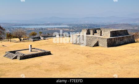 Blick auf Plaza De La Estela aus Gran Piramide, Laguna de Coatetelco hinter der Xochicalco Ruins, Cuernavaca, Morelos, Mexiko Stockfoto