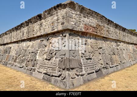 Pyramide der gefiederten Schlange, Ruinen von Xochicalco, Cuernavaca, Morelos, Mexiko Stockfoto