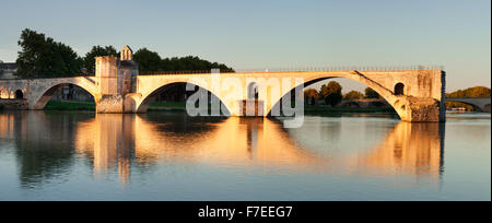 Brücke St. Benezet über die Rhone bei Sonnenaufgang, UNESCO-Weltkulturerbe, Avignon, Provence, Provence-Alpes-Cote d ' Azur Stockfoto