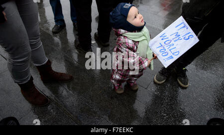 Prag, Tschechische Republik. 29. November 2015. März für Klimagerechtigkeit am Vorabend der Klimakonferenz in Paris auf dem Wenzelsplatz, Prag, Tschechische Republik, am 29. November 2015. © Michal Kamaryt/CTK Foto/Alamy Live-Nachrichten Stockfoto