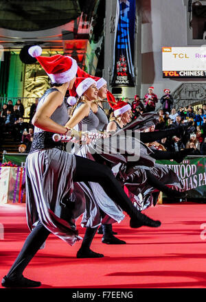 Los Angeles, USA. 29. November 2015. Jubelnde Mannschaft während der 84. Hollywood Christmas Parade in Los Angeles, USA, 29. November 2015 durchzuführen. Bildnachweis: Zhang Chaoqun/Xinhua/Alamy Live-Nachrichten Stockfoto