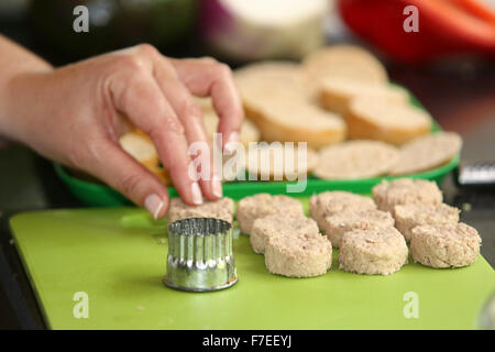 Thunfisch-Sandwiches machen. Dieses Bild hat eine Einschränkung für die Lizenzierung in Israel Stockfoto