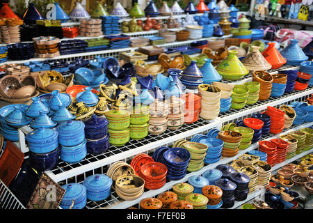 Afrika und Tunis bunte Keramik Geschenk Suvenir im Freien auf Flohmarkt Stockfoto