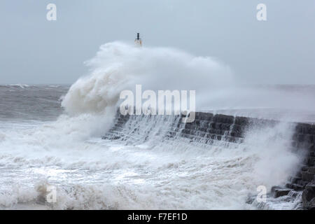 Riesige Welle während Sturm Clodagh am Ende von Aberystwyth Steg Stockfoto
