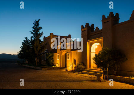 Hotel Kasbah Stil bei Dämmerung, blaue Stunde, Oasenband du Dades, Dades Tal, Marokko Stockfoto