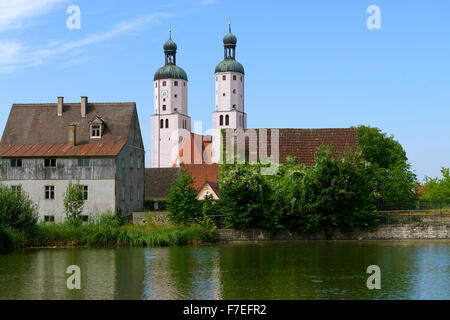 Pfarrkirche von St. Emmeram mit der Stadt Teich, Wemding, Schwaben, Bayern, Upper Bavaria, Germany Stockfoto