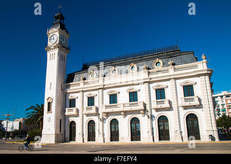 Valencia, Spanien - 22. Oktober 2015: Historische Gebäude der Hafenbehörde mit Uhrturm, am Oktober 22,2015 in Valencia, S Stockfoto