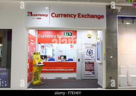 Nr. 1 Wechselstube Shop, Crompton Place Shopping Centre, Bolton. Stockfoto