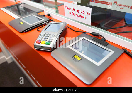 Nr. 1 Wechselstube Shop, Crompton Place Shopping Centre, Bolton. Stockfoto